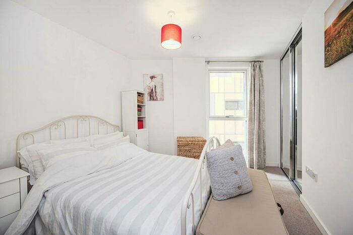 1 Bedroom Flat To Rent In Atkin Square, Hackney, London, E8