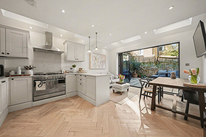 2 Bedroom Flat For Sale In Cathles Road, London, SW12