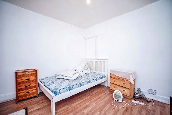 3 Bedroom Terraced House For Sale In Luton Road, Chatham, ME4