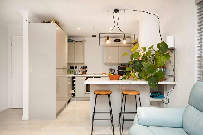 2 Bedroom Flat For Sale In Leabank Square, Hackney Wick, E9