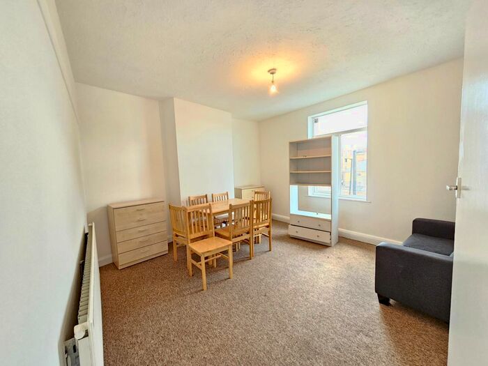 2 Bedroom Flat To Rent In Crown Lane, London, N14