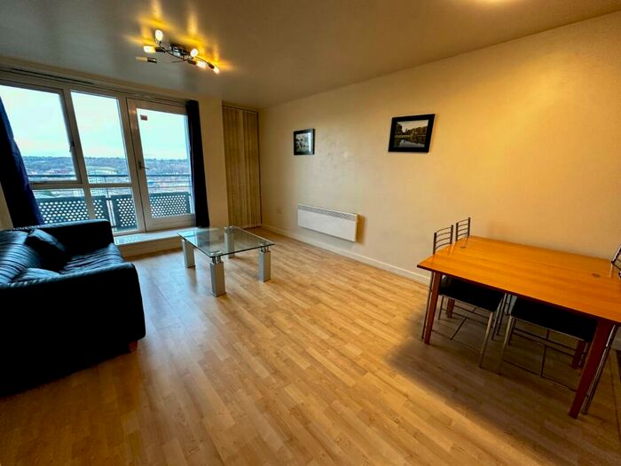 2 Bedroom Flat To Rent In Elmwood Lane, Leeds, West Yorkshire, LS2