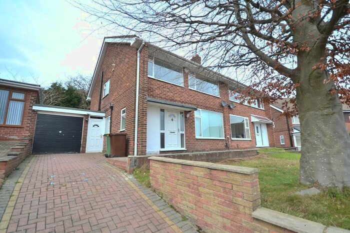 4 Bedroom Semi-Detached House To Rent In Richmond Close, Whitefield, Manchester M45