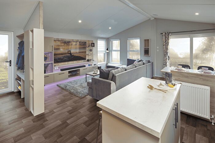 3 Bedroom Mobile/park Home For Sale In Flamingo Land, Malton, YO17