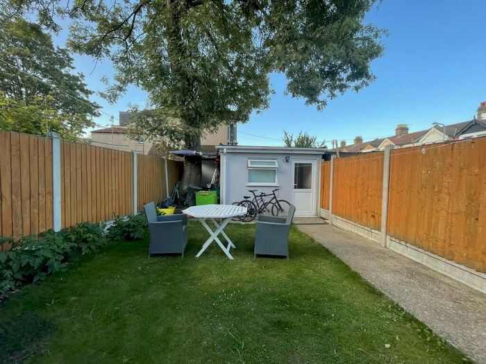 Apartment To Rent In Wanstead Park Road, Ilford, IG1