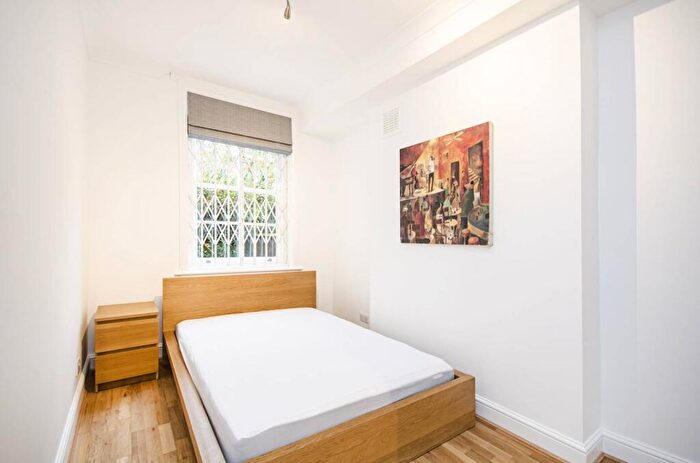 3 Bedroom Flat To Rent In Cambridge Gardens, North Maida Vale, London, NW6