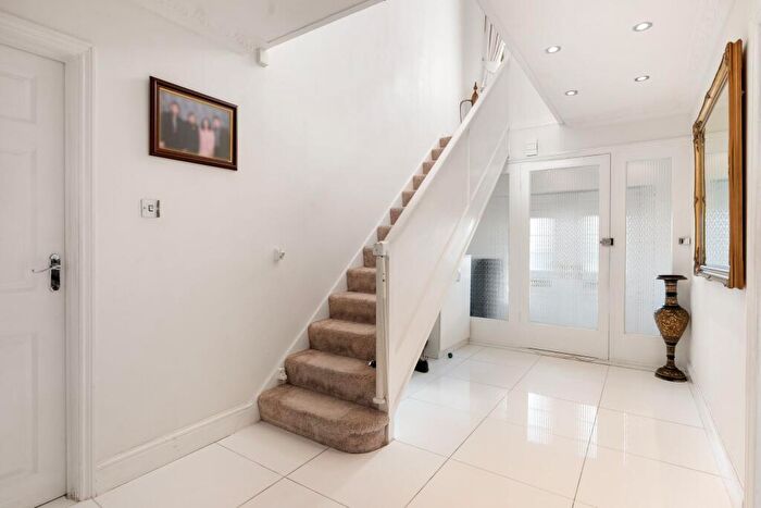 4 Bedroom Detached House For Sale In Old Bedford Road, Luton, LU2