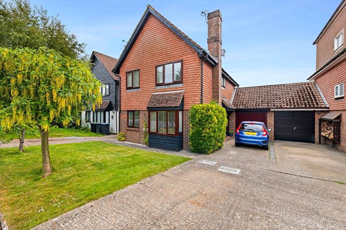 4 Bedroom Link Detached House For Sale In Clarence Drive, East Grinstead, RH19