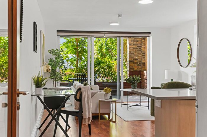 1 Bedroom Flat For Sale In Baptist Court, North Road, TW8