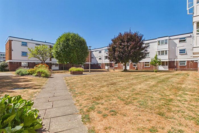 4 Bedroom Apartment For Sale In Oaklands Court, Chichester, PO19