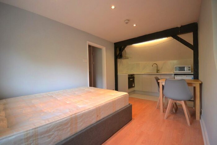 Studio To Rent In Gosbrook Road, Caversham, RG4