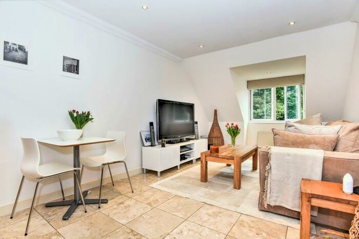 2 Bedroom Apartment To Rent In Ardwell Close, Crowthorne, RG45