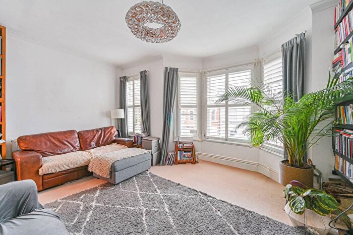 2 Bedroom Flat To Rent In Trefoil Road, Wandsworth Common, London, SW18