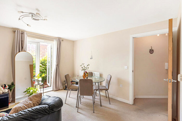 1 Bedroom Apartment For Sale In Yenston Close, Morden, SM4