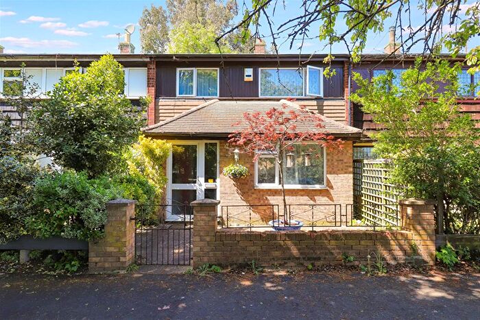 3 Bedroom Terraced House For Sale In Lawrence Way, Cambridge, CB4