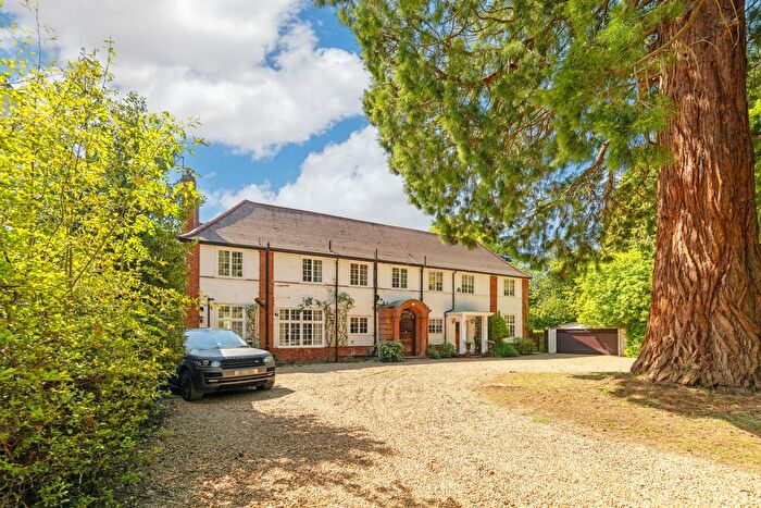 4 Bedroom Semi-detached House For Sale In Henley Road Maidenhead, Berkshire, SL6