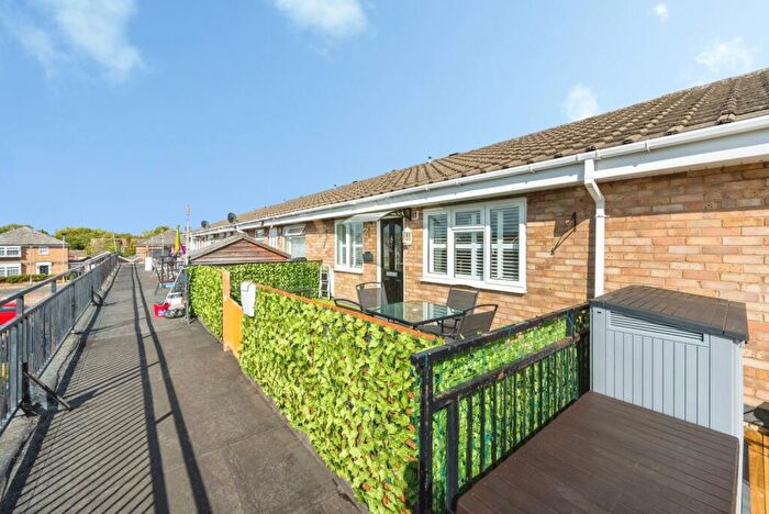 2 Bedroom Flat For Sale In Shaldon Court, Bedford, Bedfordshire, MK40