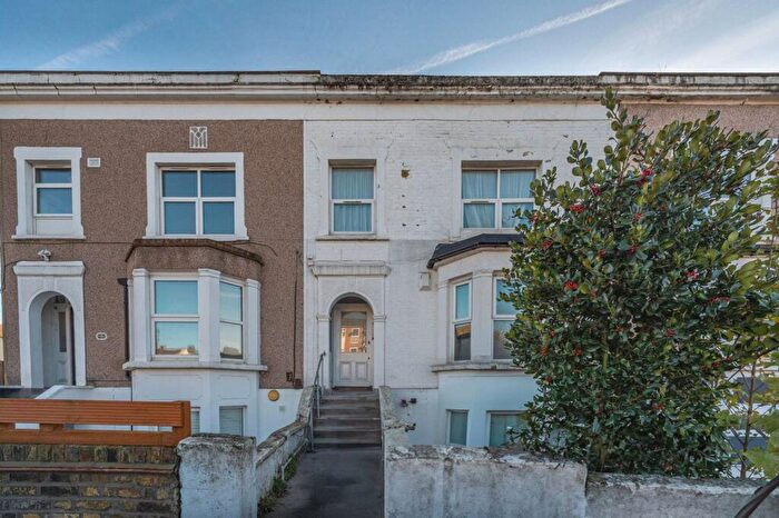 2 Bedroom Flat For Sale In Beulah Crescent, Thornton Heath, CR7