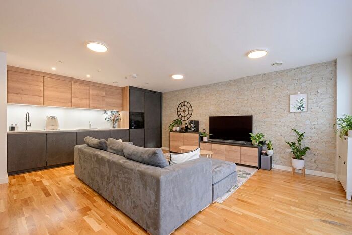 3 Bedroom Maisonette For Sale In Baltic Avenue, Brentford, TW8