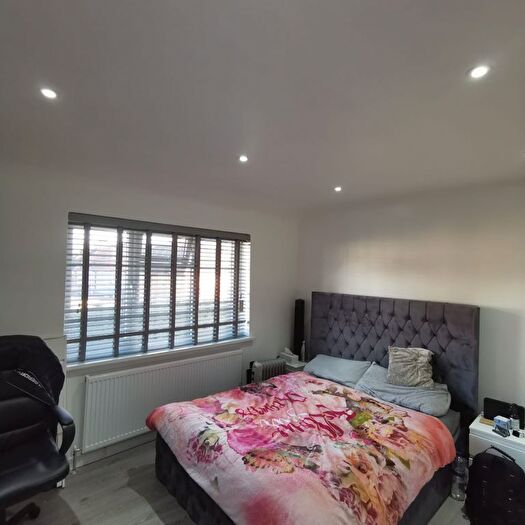 2 Bedroom Semi-Detached House To Rent In Fourland Walk, Edgware, HA8