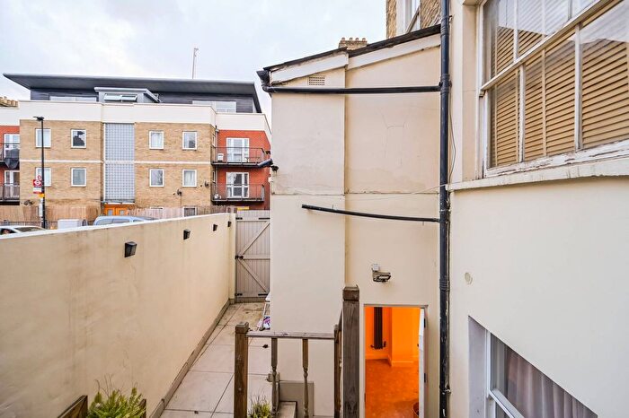 1 Bedroom Flat For Sale In Bow Road, Bow, London, E3