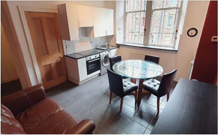 2 Bedroom Flat To Rent In L Lochrin Terrace, Edinburgh, EH3