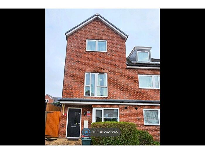 4 Bedroom End Of Terrace House To Rent In Hunting Place, Hounslow, TW5