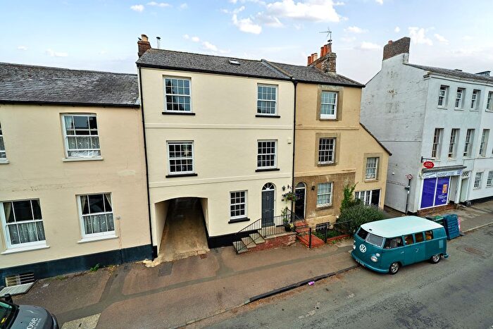 4 Bedroom Town House For Sale In High Street, Aylesbury, HP18