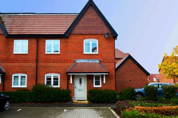 3 Bedroom Semi-Detached House To Rent In Hazylwood, Wokingham, RG40