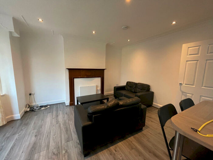 3 Bedroom Apartment To Rent In Headingley Lane, Leeds, West Yorkshire, LS6
