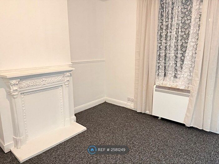 2 Bedroom Flat To Rent In Collier Row Road, Romford, RM5