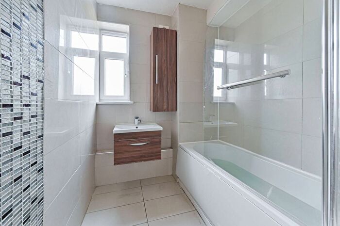 3 Bedroom Flat For Sale In Nutwell Street, Tooting, London, SW17