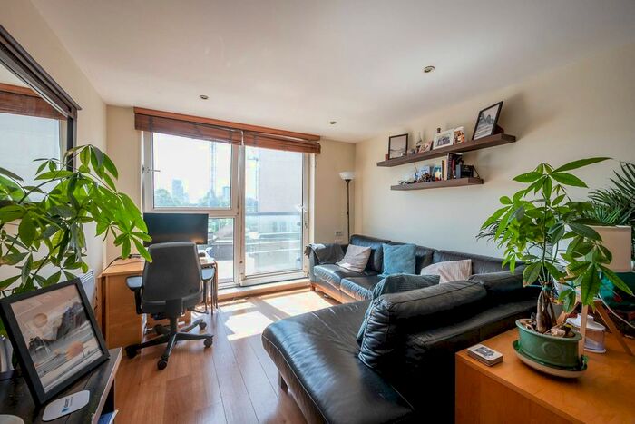 2 Bedroom Flat To Rent In Smugglers Way, Wandsworth Town, London, SW18