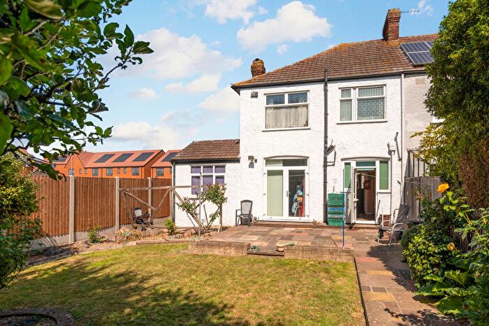3 Bedroom End Of Terrace House For Sale In Elm Close, Raynes Park, SW20