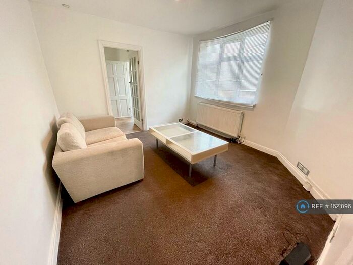 2 Bedroom Flat To Rent In Barley Lane, Great London, IG3
