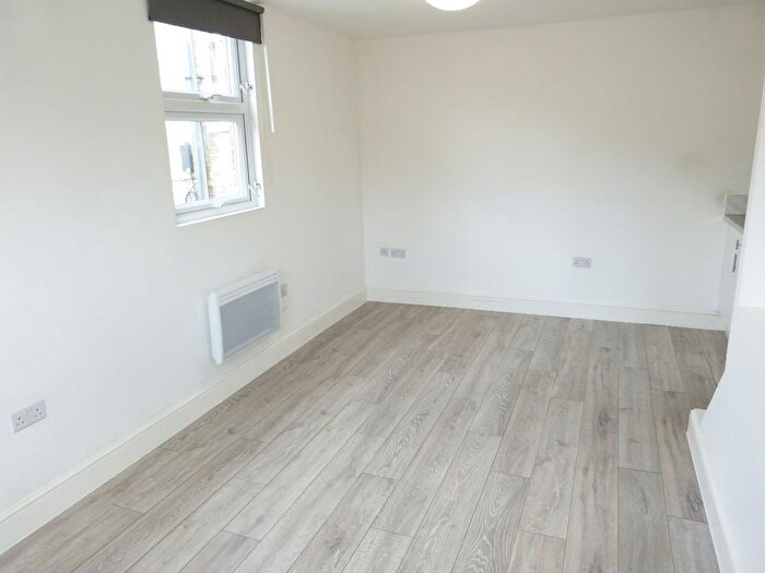 1 Bedroom Maisonette To Rent In Golders Green Road, London, NW11