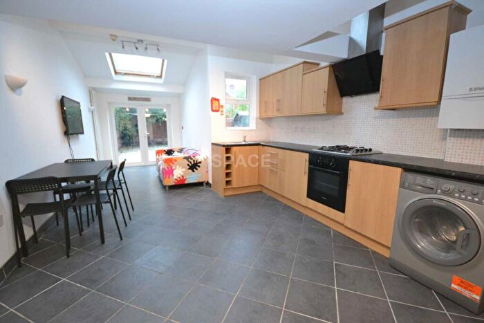 6 Bedroom Terraced House To Rent In Grange Avenue, Reading, Berkshire, RG6