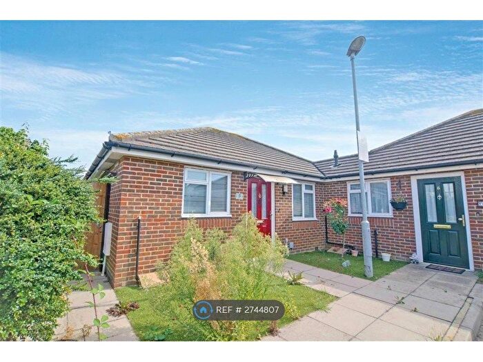 2 Bedroom Flat To Rent In Pond Lees Close, Dagenham, RM10