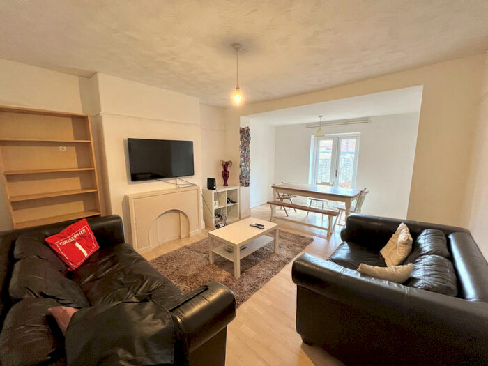 4 Bedroom Semi-Detached House To Rent In Parsonage Road, Manchester, M20