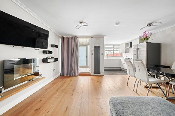 2 Bedroom Maisonette To Rent In Bute Walk, Islington, N1