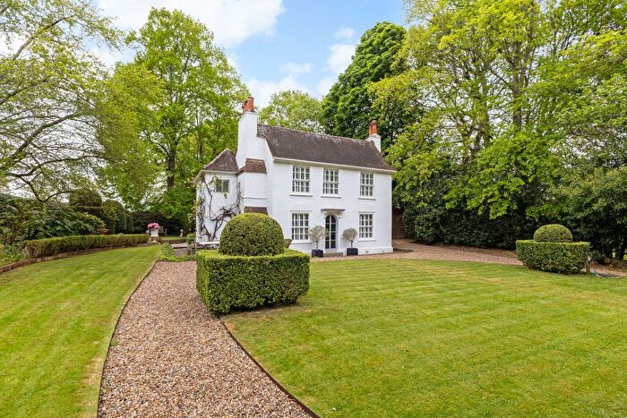 4 Bedroom Cottage For Sale In Holloway Hill, Chertsey, KT16