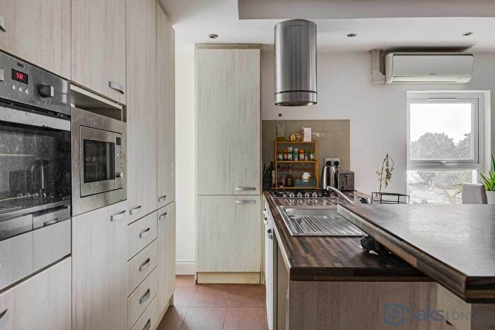 3 Bedroom Flat To Rent In Ritherdon Road, Tooting Bec, London, SW17