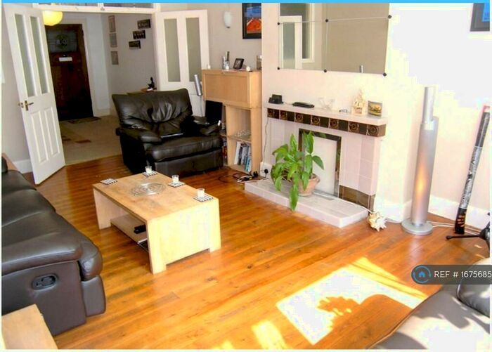 2 Bedroom Flat To Rent In Berkeley Mansions, Bournemouth, BH1