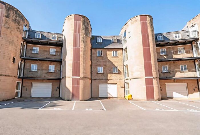 2 Bedroom Apartment For Sale In Ingwood Parade, West Vale, HX4