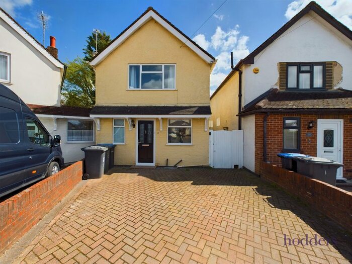 4 Bedroom Detached House To Rent In Chestnut Close, Addlestone, Surrey, KT15