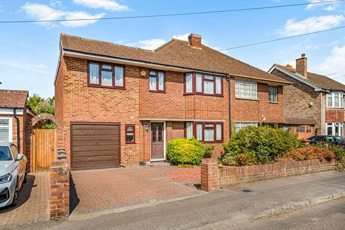 5 Bedroom Semi-Detached House For Sale In Watersplash Road, Shepperton, TW17