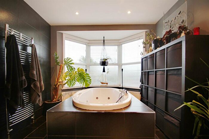 4 Bedroom Semi-Detached House To Rent In Woodlea Road, Worthing, BN13
