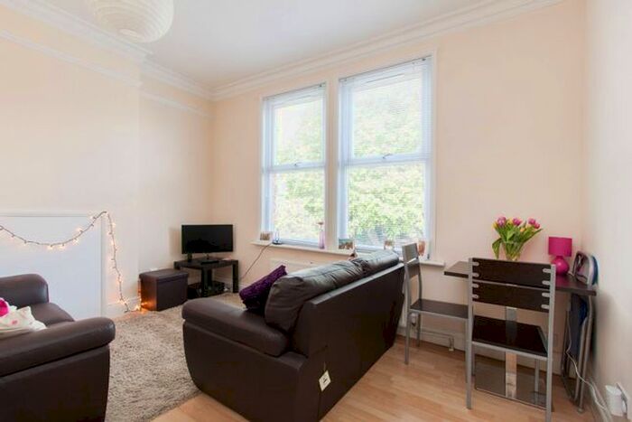 2 Bedroom Flat To Rent In Fordhook Avenue, Ealing, London, W5