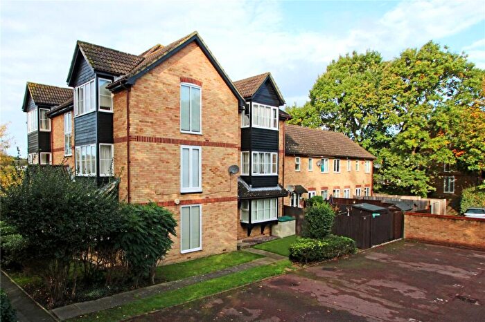 Apartment To Rent In Surrey, KT15