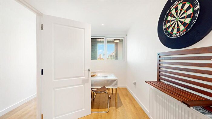 2 Bedroom Apartment For Sale In Southmere House, Highland Street, Stratford, E15